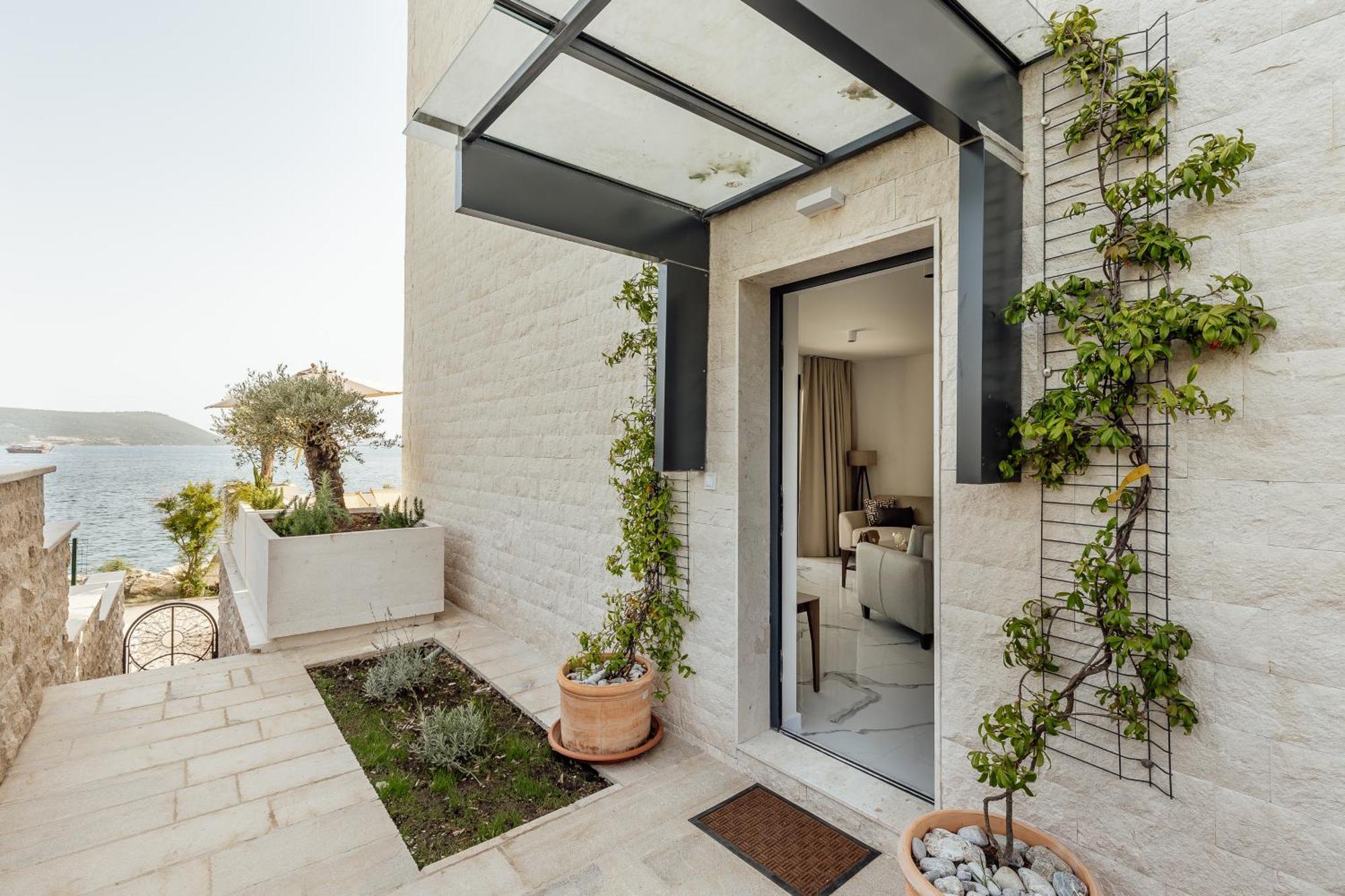 Savina Beachfront Oasis Herceg Novi Exterior photo